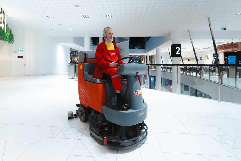 SOL ежедневно проводит в торговом центре Solaris внутреннюю и внешнюю уборку, а также занимается специальными и аварийными работами.